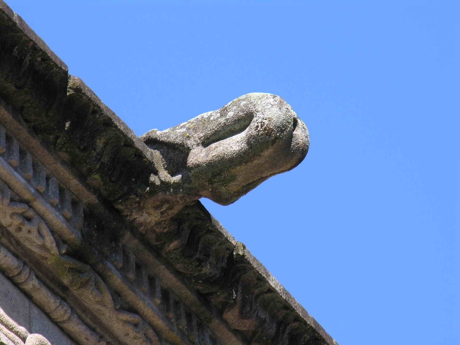 Gargouille obscène sur l’hôpital des Rois-Catholiques de Saint-Jacques-de-Compostelle.
https://commons.wikimedia.org/wiki/File:Santiago_G%C3%A1rgola_GDFL050914_037.JPG