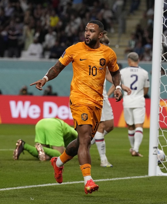 Le Néerlandais Memphis Depay porte ici des chaussettes basses et des mini protège-tibias.
