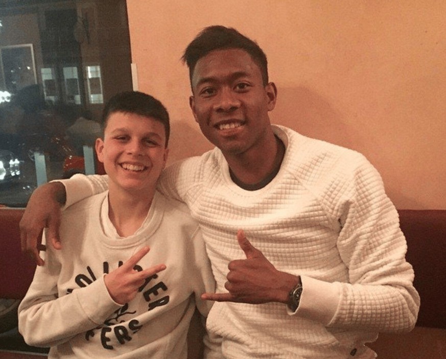 Le jeune Flavius Daniliuc pose fièrement avec David Alaba, alors star du Bayern Munich.