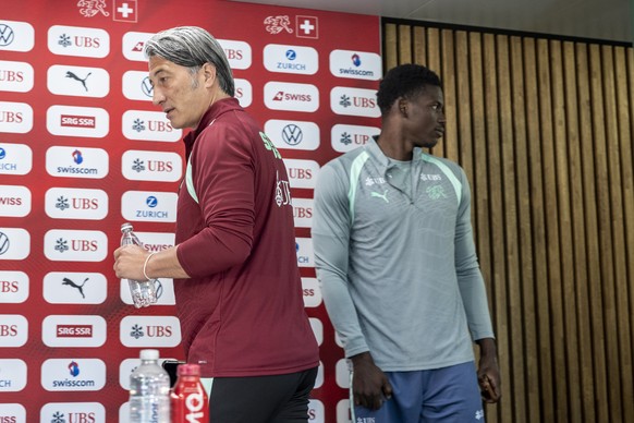 Trainer Murat Yakin , links, und Spieler Breel Embolo von der Schweizer Fussball Nationalmannschaft sprechen an einer Medienkonferenz beim WM26 Pre-Camp, am Samstag, 30. Mai 2026, im kybunpark in St.  ...