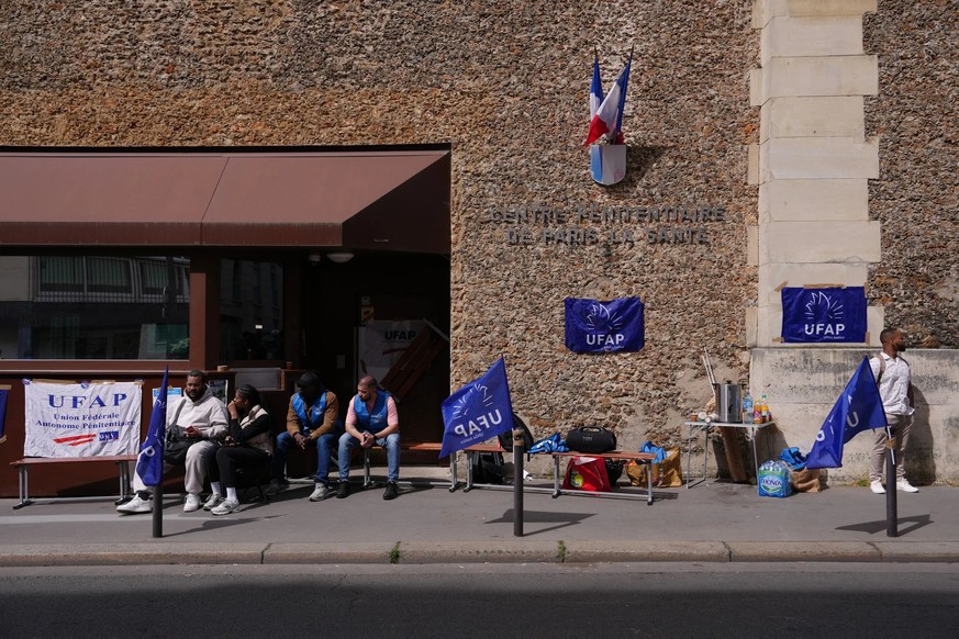Grève devant la prison de La Santé, à Paris.