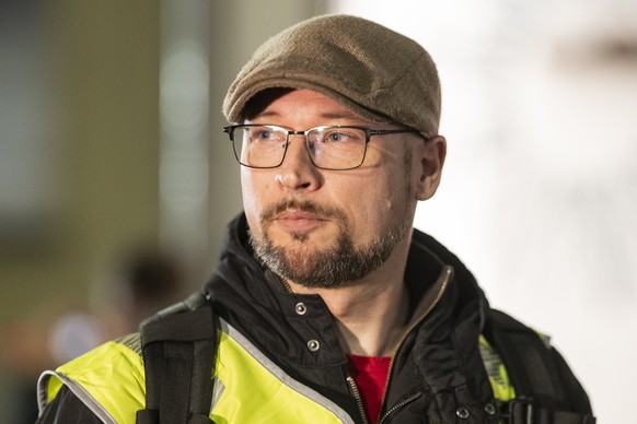 epa12810325 Frederic Papaux, spokesman for the Fribourg Cantonal Police speaks to media next to the site where a postal bus caught fire in Kerzers, Switzerland, 10 March 2026. According to Fribourg ca ...