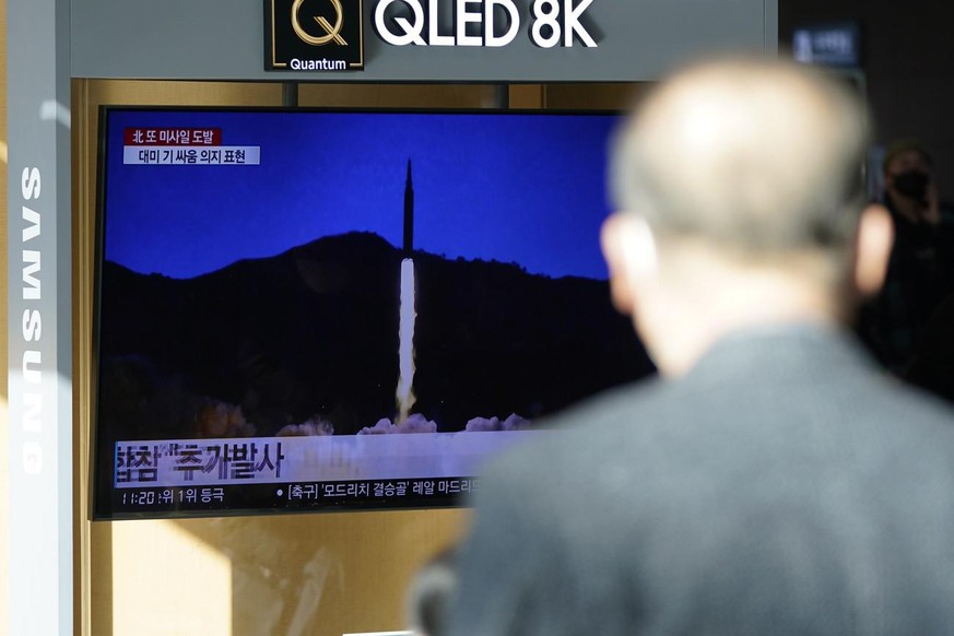 Un homme regarde un écran de télévision montrant un programme d'information sur le lancement d'un missile par la Corée du Nord avec une image de fichier, dans une gare de Séoul, en Corée du Sud, le lundi 17 janvier 2022. 