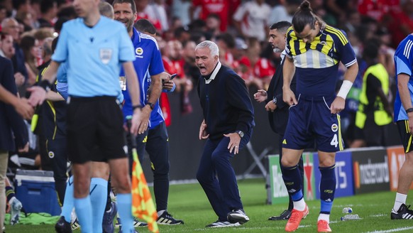epa12328174 Fenerbahce&#039;s head coach Jose Mourinho gestures during the UEFA Champions League play-offs second leg soccer match between SL Benfica and Fenerbahce SK, in Lisbon, Portugal, 27 August  ...