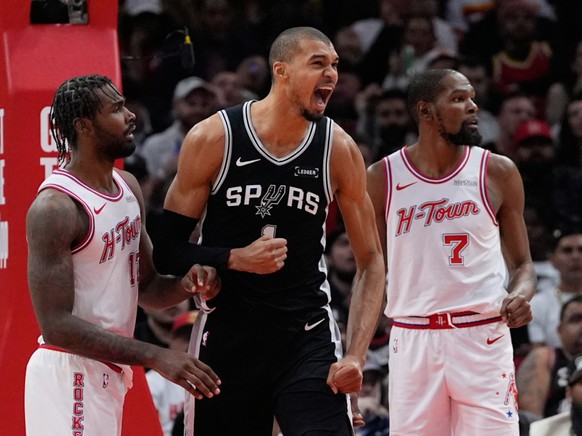 Victor Wembanyama (au centre) a brillé mercredi face aux Rockets