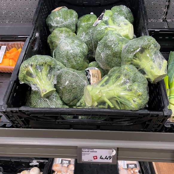 Une chenille dans un brocoli Aldi.