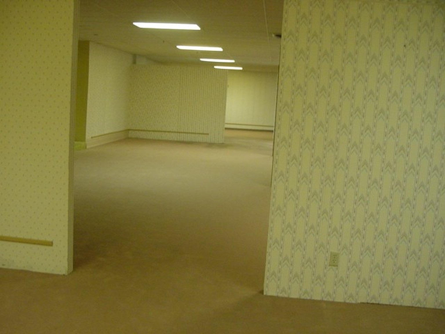 La photo original diffusée sur 4chan en 2019 ayant définit l'esthétique des espaces liminaires à l'origine de Backrooms.