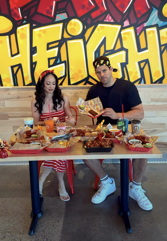 Kris Humphries s'affiche régulièrement sur Instagram en train de goûter les produits de ses restaurants.