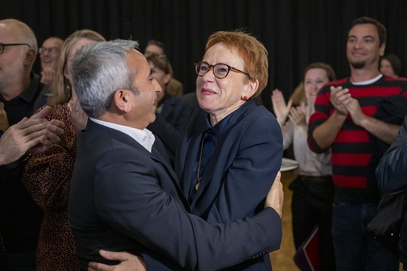 Nationalratskandidat Mustafa Atici (SP, bisher), links, gratuliert Staenderatskandidatin Eva Herzog (SP, bisher), rechts, nach der Bekanntgabe der Zwischenresultate im Wahlforum fuer den Kanton Basel- ...