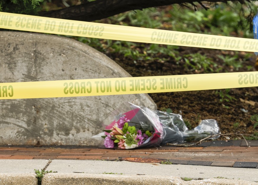 epa10053721 Flowers line on the sidewalk near the scene of a mass shooting at a 4th of July celebration and parade in Highland Park, Illinois, USA, 05 July 2022. A gunman identified as Robert E. &#039 ...