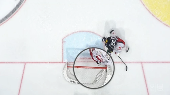 Le filet s'étire vers l'intérieur juste avant que le puck n'entre dans le but.