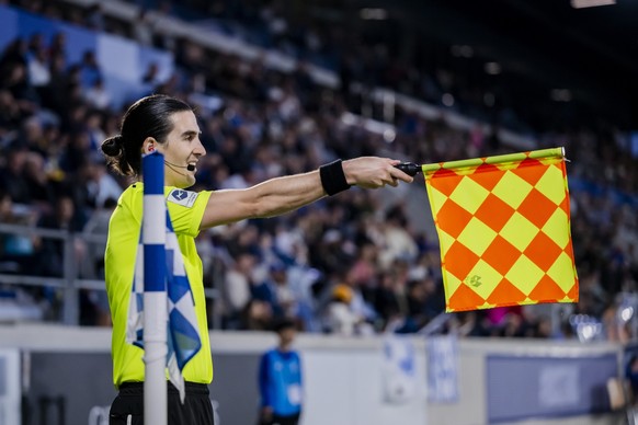 Didier Dubrit, arbitre assistant en action le long de la ligne a l&#039;occasion de son dernier match lors de la rencontre de football de Super League entre FC Lausanne-Sport et FC Basel 1893 le vendr ...