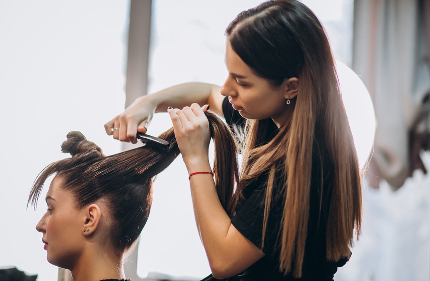 lissage de cheveux pour une cliente