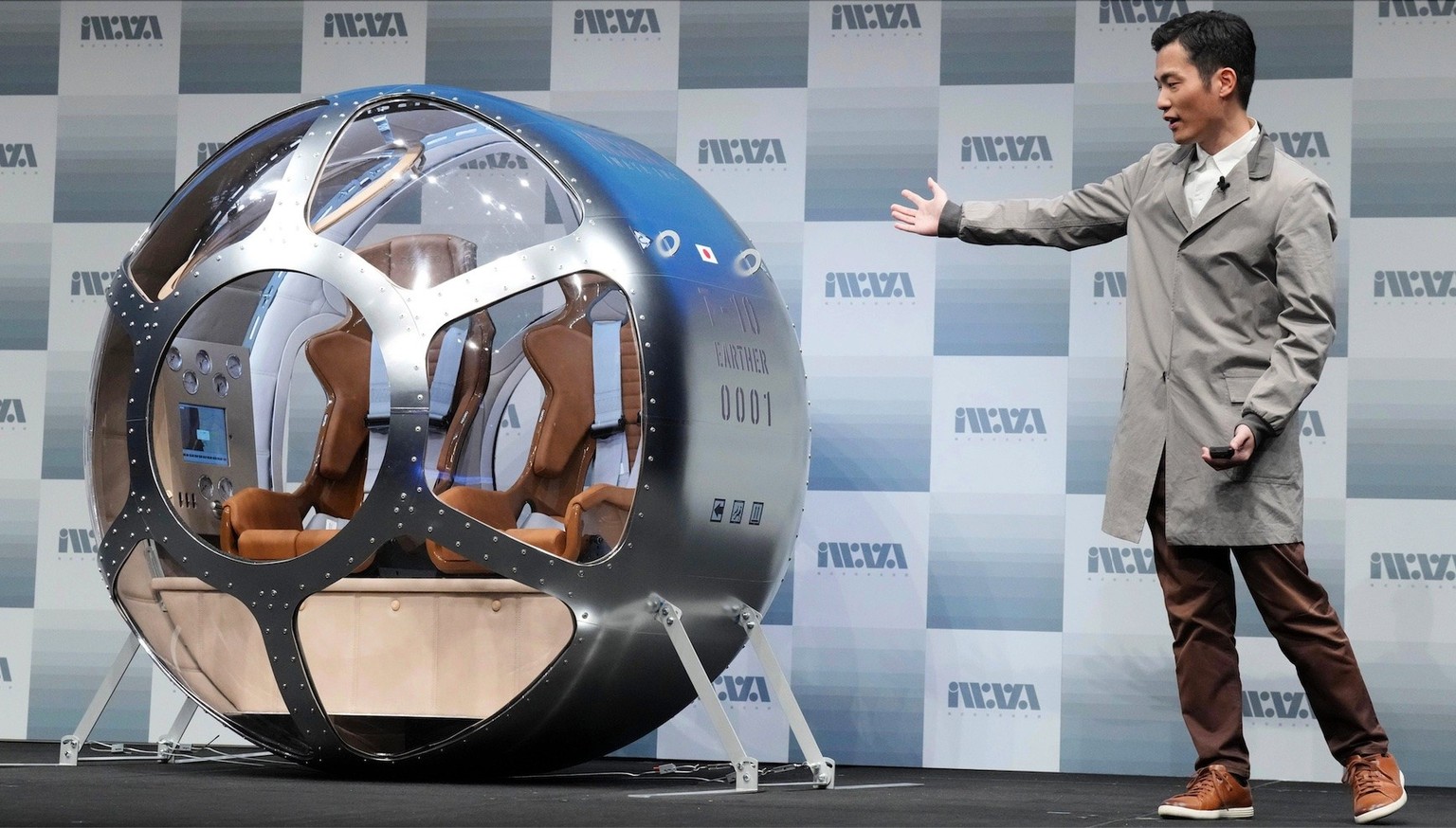 Keisuke Iwaya, PDG d'Iwaya Giken présente la capsule lors d'une conférence à Tokyo.