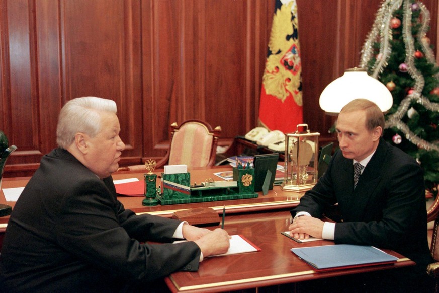 Le président russe Boris Eltsine (à gauche) rencontre le Premier ministre russe Vladimir Poutine (à droite) à Moscou le 31 décembre 1999, jour où Eltsine a annoncé sa démission immédiate et que le pay ...