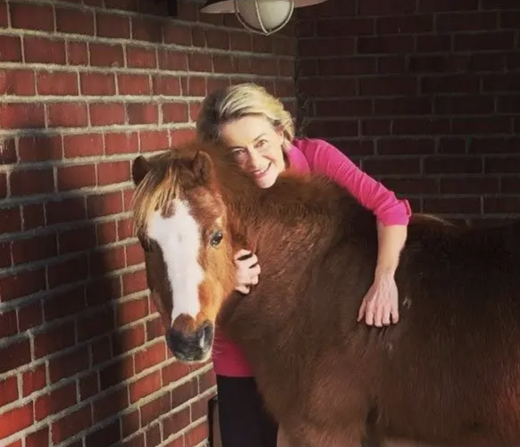 Ursula von der Leyen avec son poney.