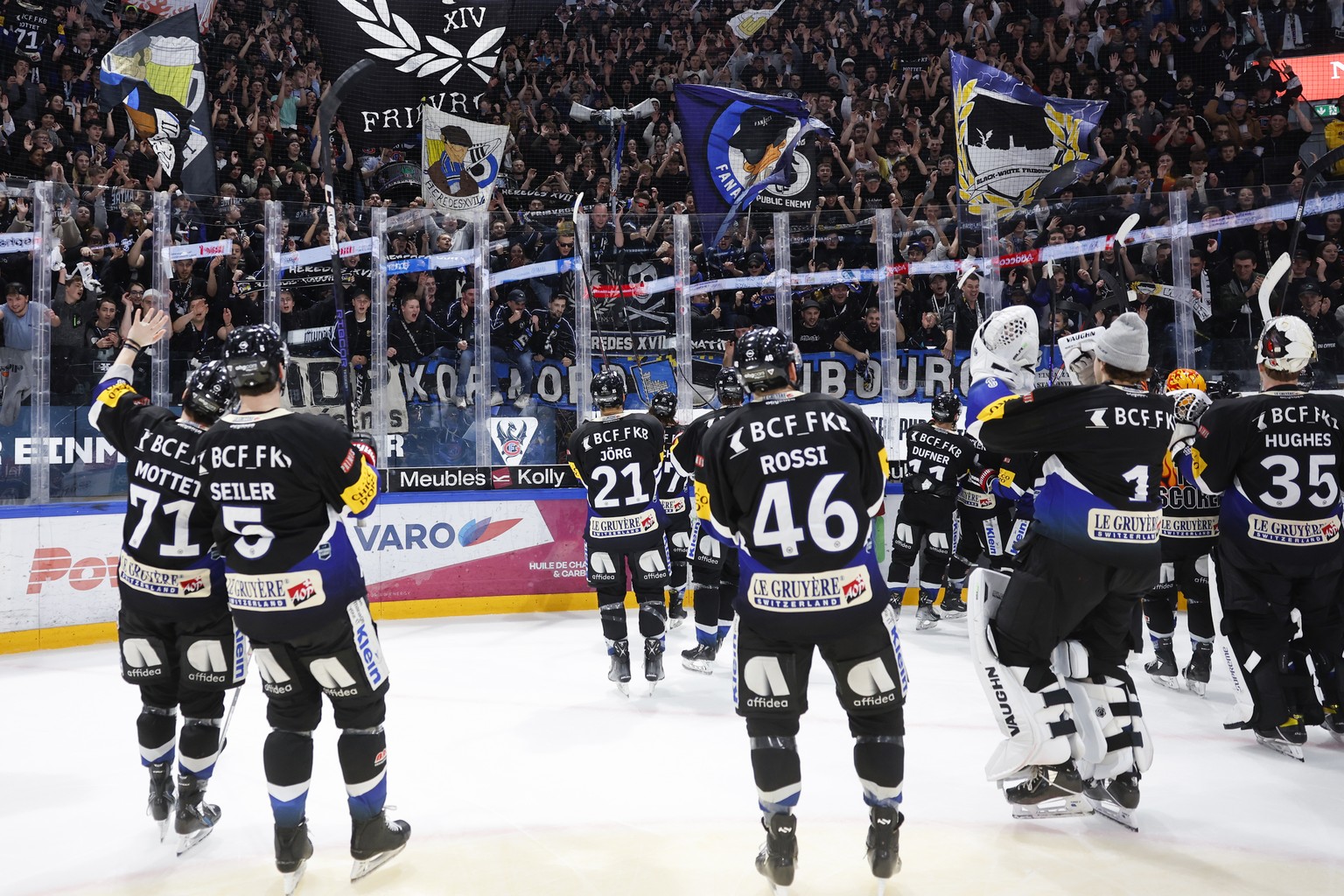 Fribourgs Spieler werden von den Fans gefeiert, nach dem Eishockey Meisterschaftsspiel der National League zwischen dem HC Fribourg Gotteron und HC Ambri-Piotta, am Freitag, 6. Januar 2023 in der BCF  ...