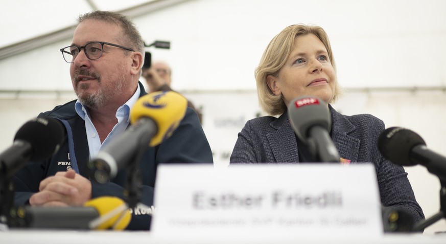Die SVP-Nationalraetin Esther Friedli gibt ihre Kandidatur als Staenderaetin bekannt, neben Kantonalparteipraesident Walter Gartmann, an einer Medienkonferenz der SVP des Kantons St. Gallen, am Freita ...