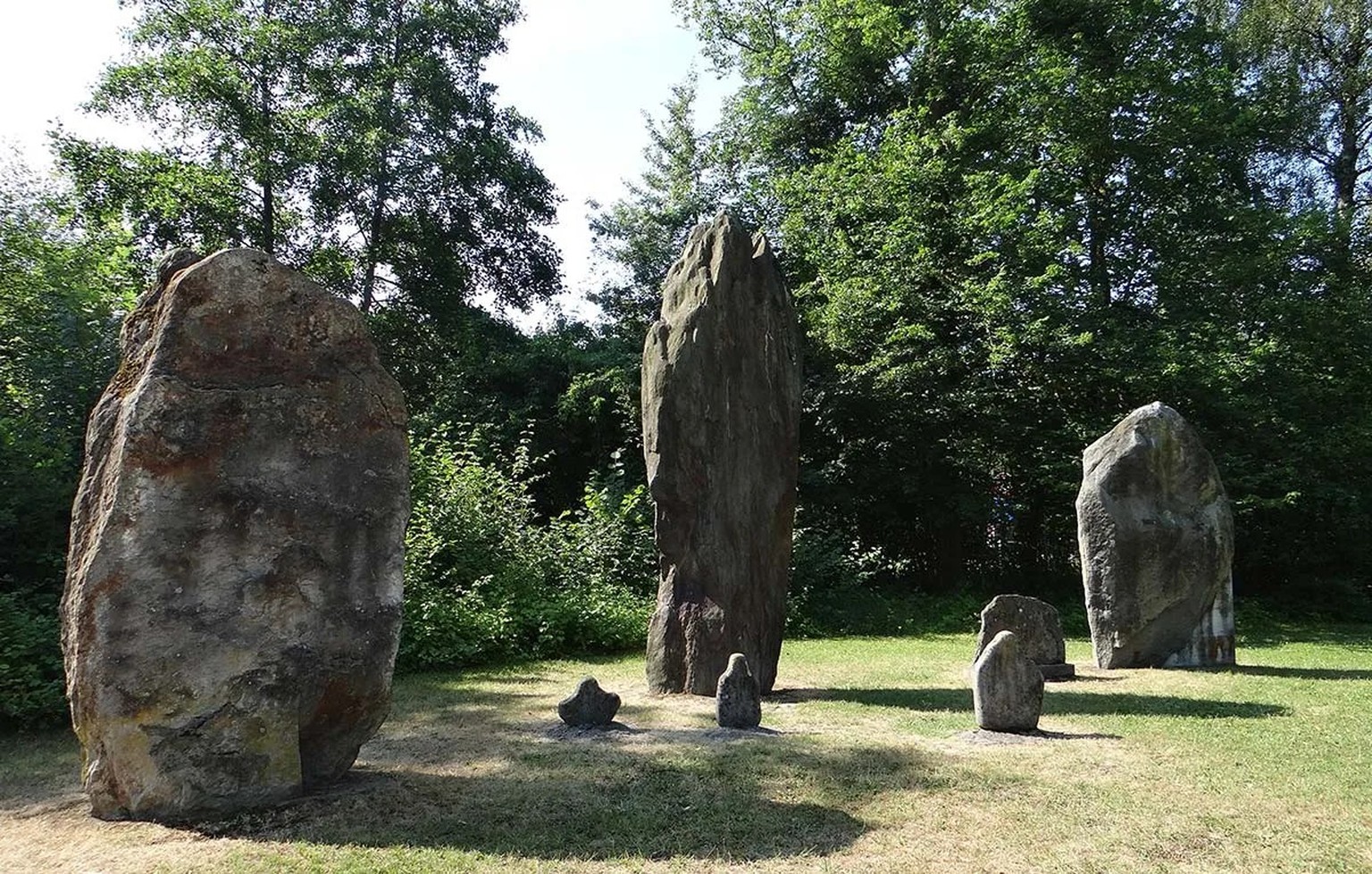 Aussi beaux que mystérieux. De nos jours encore, on ne sait pas à quoi servaient les menhirs de Clendy.
https://commons.wikimedia.org/wiki/File:Alignement_von_Clendy_11.jpg?uselang=de