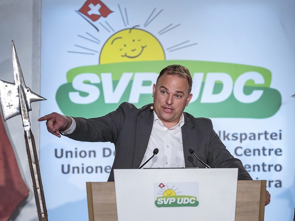 Le pr�sident de l&#039;UDC Marcel Dettling s&#039;est exprim�, entour� de deux hallebardes, pour illustrer la volont� d&#039;ind�pendance du pays.