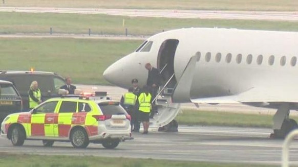 William descend de l&#039;avion Ã  Aberdeen et doit rejoindre Balmoral pour voir la Reine Elisabeth II, en mauvais santÃ©.