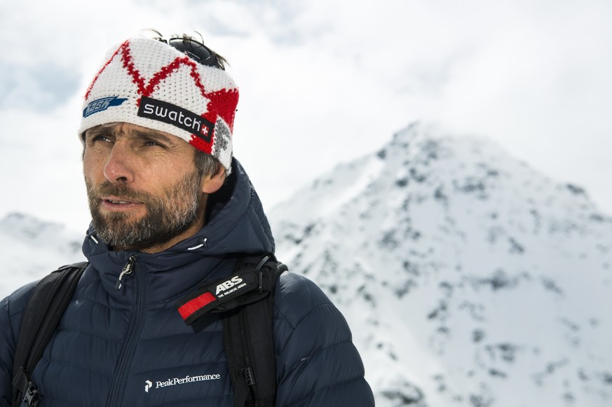 Nicolas Hale-Woods, manager du Freeride World Tour, pose en face du "Bec des Rosses" lors d'un point presse un jour avant la derniere etape du Freeride World Tour, l'Xtreme de Verb ...