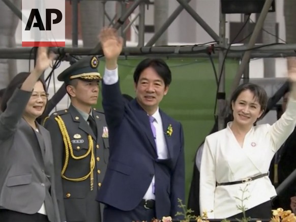 Le nouveau pr�sident Lai Ching-te, qui succ�de � Tsai Ing-wen, � gauche sur le clich�, a pr�t� serment avec la nouvelle vice-pr�sidente Hsiao Bi-khim, � droite sur le clich�, au palais pr�sidentiel de ...