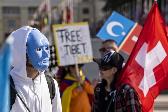 People are demonstrating to support the Uyghurs against the High Commissioner for Human Rights&#039; failure to listen to the communities concerned (Uyghur, Tibetan, Hong Kong, and others), in front t ...