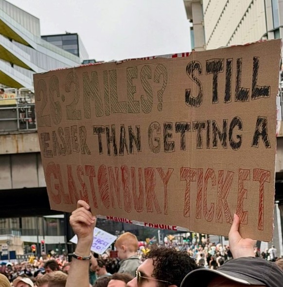Die lustigsten Plakate am 2026 London Marathon
https://www.instagram.com/thearchbishopofbanterbury/