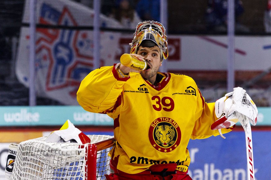 SCL Tigers Torhueter Luca Boltshauser waehrend dem Play-In Runde 1 Spiel 2 Eishockey-Meisterschaftsspiel der National League zwischen den Teams EHC Kloten und SCL Tigers am Donnerstag, 6. Maerz 2025,  ...