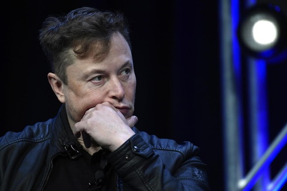 Le PDG de Tesla et SpaceX, Elon Musk, écoute une question alors qu'il s'exprime lors de la conférence et exposition SATELLITE à Washington, le lundi 9 mars 2020.