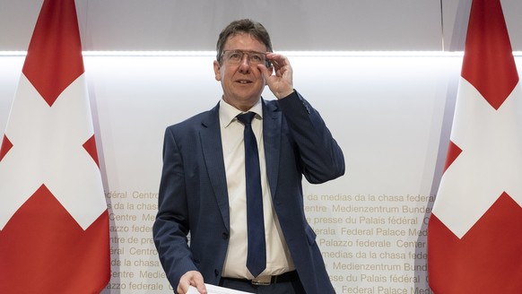 Bundesrat Albert Roesti erscheint an einer Medienkonferenz zur Abstimmung ueber das Klima- und Innovationsgesetz, am Freitag, 21. April 2023, in Bern. (KEYSTONE/Peter Schneider)