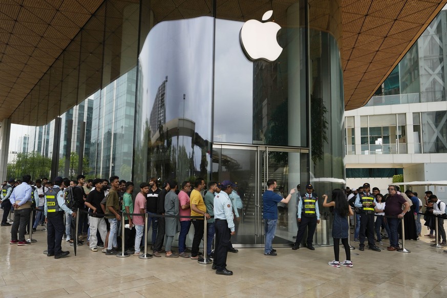 Customers queue outside an Apple Inc. store during the first day of sale of the iPhone 16 smartphone in Mumbai, India, Friday, Sept. 20, 2024. (AP Photo/Rajanish Kakade)