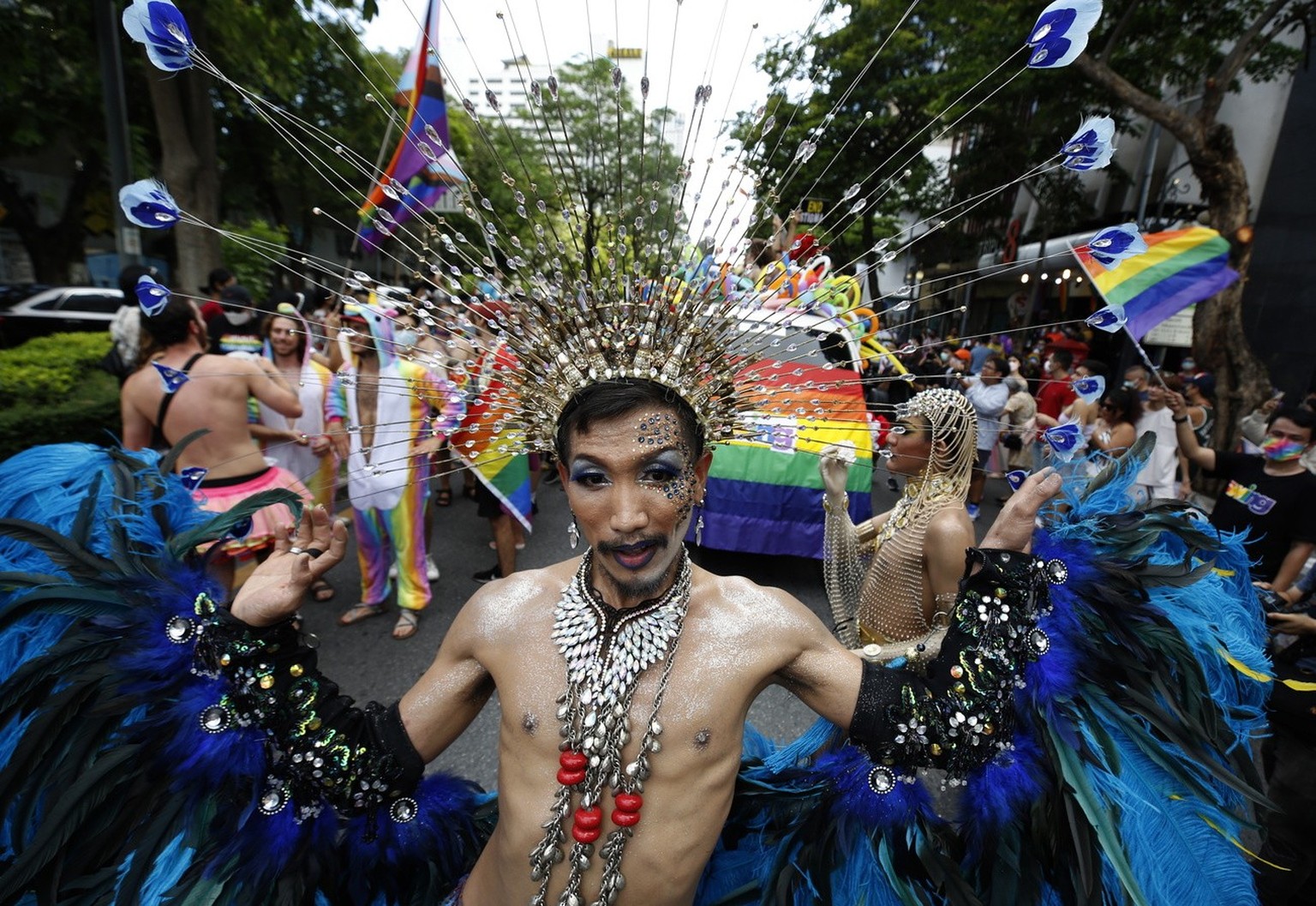 Un membre thaïlandais de la communauté LGBT, portant un déguisement, participe à la parade marquant la Journée de la fierté 2022 à Bangkok, en Thaïlande, le 5 juin 2022.