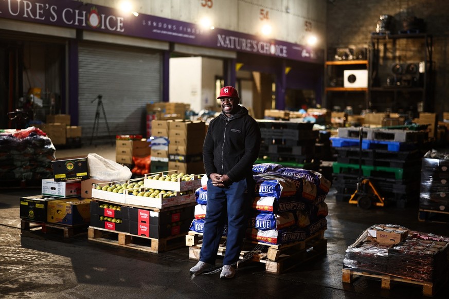 Leandro Cristovao, 36 ans, emballe des produits alimentaires aux petites heures du matin.