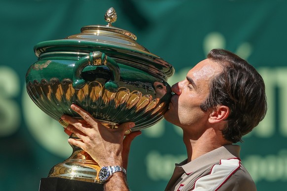 23.06.2019, Nordrhein-Westfalen, Halle: Tennis: ATP-Tour Einzel, Herren, Finale, Federer (Schweiz) - Goffin (Belgien). Der Sieger Roger Federer küsst den Pokal nach der Siegerehrung. Foto: Friso Gents ...