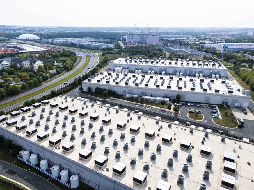 epa12400426 An image made with a drone shows an Amazon Web Services (AWS) data center in Ashburn, Virginia, USA, 23 September 2025. Virginia is home to more than 650 data centers, the highest concentr ...