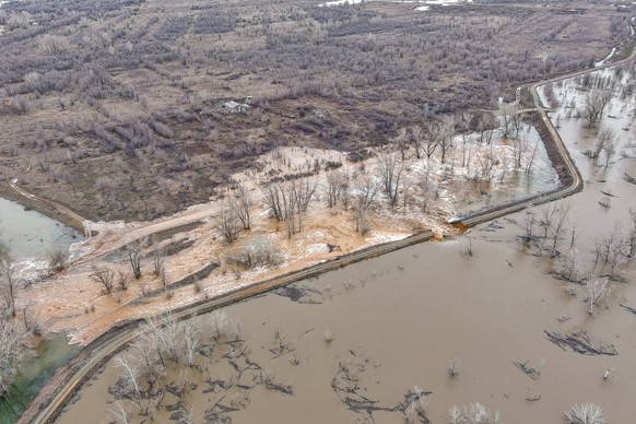 Russia: Damage from Orsk floodbank breach RUSSIA, ORENBURG REGION - APRIL 8, 2024: A view of a broken floodbank and a flood-hit area in Lesotorgovy, near Orsk. A federal level state of emergency has b ...