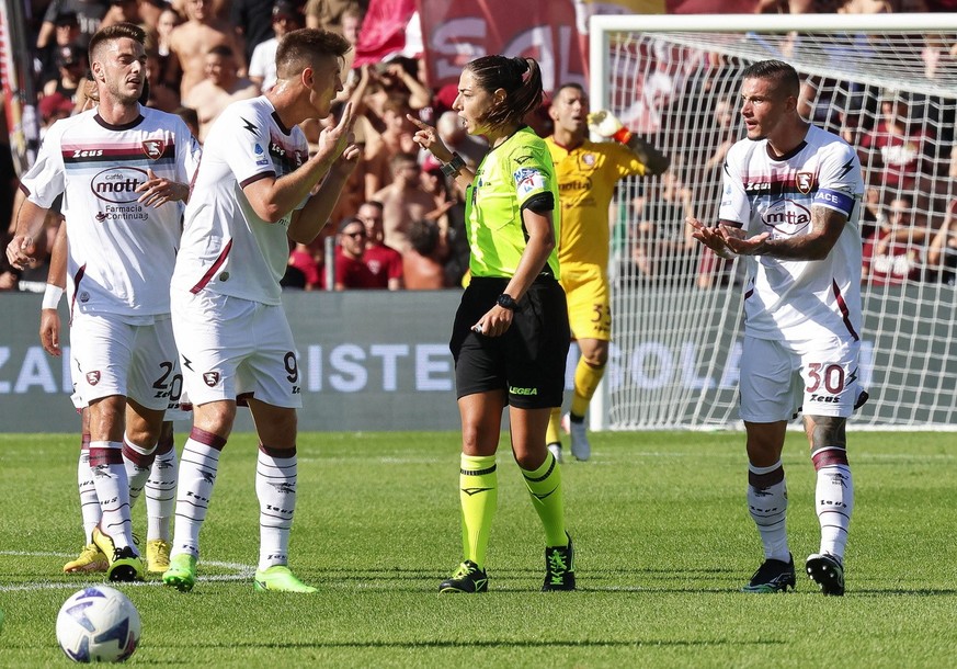 epa10219465 Salernitana players argue with referee Maria Sole Ferrieri Caputi (C) during the Italian Serie A soccer match between US Sassuolo Calcio and US Salernitana in Reggio Emilia, Italy, 02 Octo ...