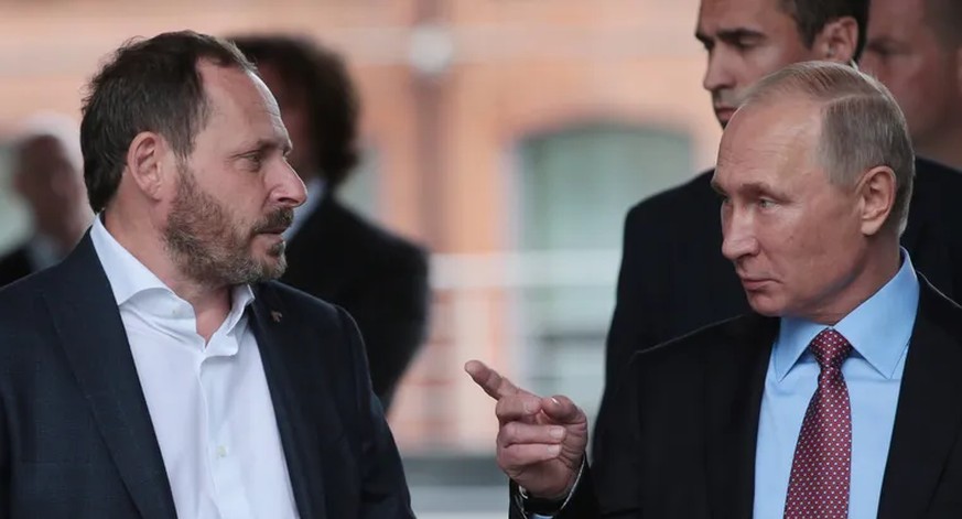 Le patron du Kremlin Vladimir Poutine (à droite) et le co-fondateur de Yandex Arkady Wolosh en 2017, lors d'une visite au siège du groupe à Moscou: Le Kremlin étend son influence sur le groupe technol ...
