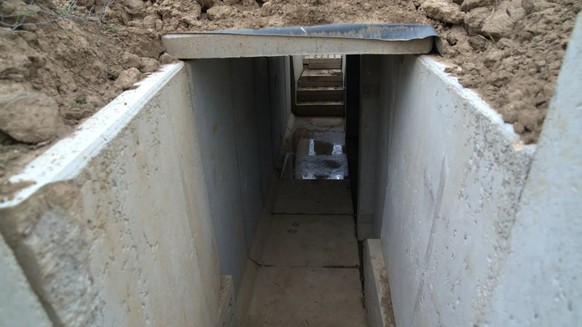 Vue à l&#039;intérieur du bunker: cet abri en béton est destiné à protéger les soldats des tirs d&#039;artillerie.