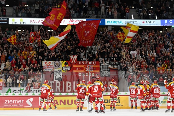 Biels Spieler und Fans jubeln, nach dem Eishockey-Qualifikationsspiel der National League zwischen dem EHC Biel und dem EV Zug, am Samstag, 16. September 2023, in der Tissot Arena in Biel. (KEYSTONE/M ...