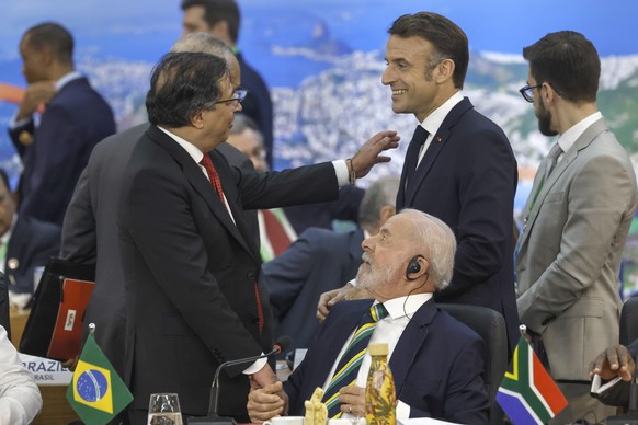 epa11727491 Colombian President Gustavo Petro (L), French President Emmanuel Macron (2-R) and Brazilian President Luiz Inacio Lula da Silva (bottom-C) greet each other during the opening of the G20 Su ...