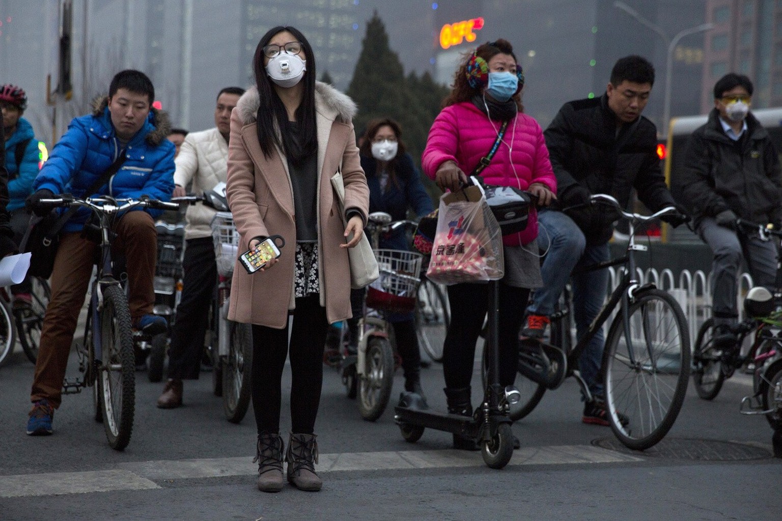 Des piétons portent un masque contre la pollution à Pékin en mars 2015.