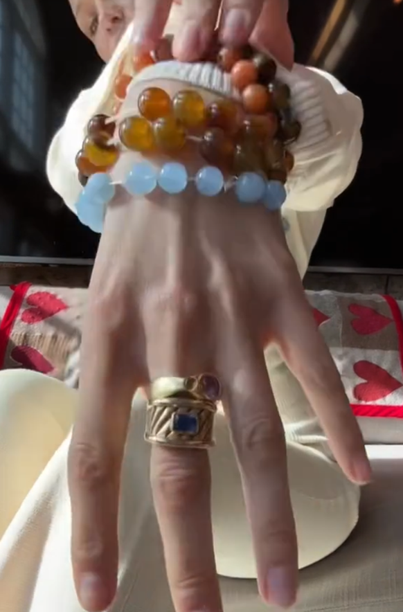 Cinq bracelets énergétiques ou rien.
