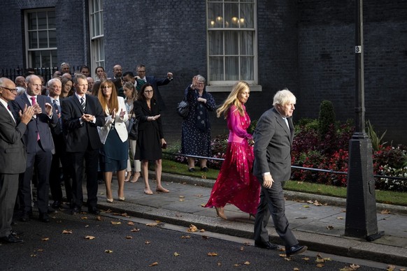 epa10163168 Outgoing British Prime Minister Boris Johnson (R) and his wife Carrie Johnson (2-R) leave Downing Street after a farewell speech in London, Britain, 06 September 2022. Johnson will formall ...