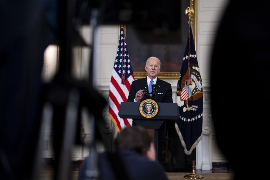 epa09047424 US President Joe Biden makes remarks on the ongoing COVID-19 pandemic in the State Dining Room of the White House, in Washington, DC, USA, 02 March 2021. EPA/Doug Mills / POOL