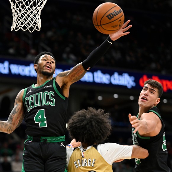 Kyshawn George (de dos) et les Wizards ont été battus de 45 points par Boston