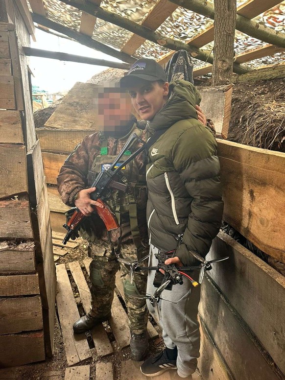 Ukraine: cet étudiant et son prof fabriquent des drones. Cet étudiant et son prof fabriquent des drones pour les soldats ukrainiens
