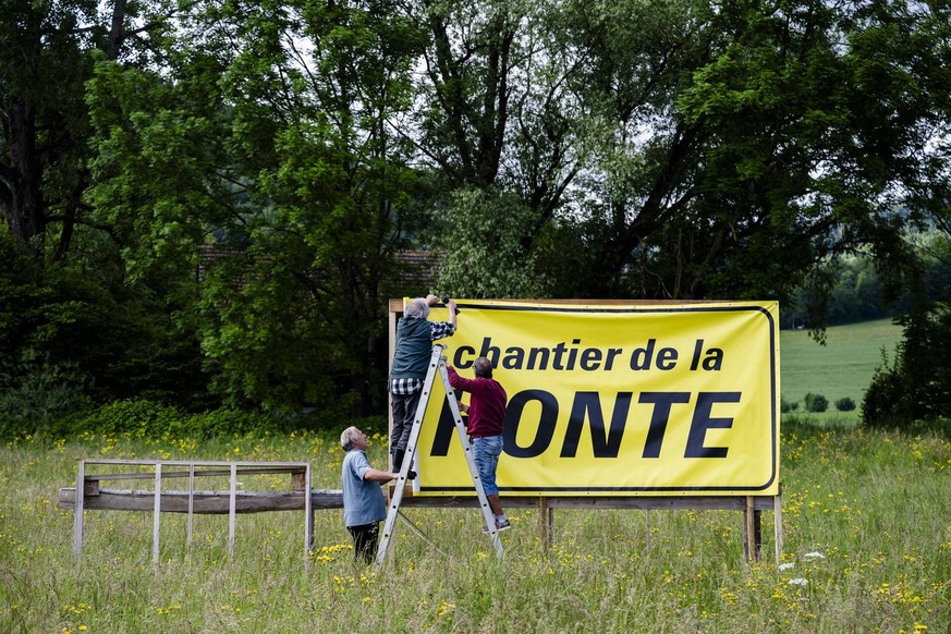 Des opposants accrochent une banderole lors d&#039;une manifestation contre le projet de geothermie profonde a Haute-Sorne le vendredi 24 mai 2024 a Glovelier. Le canton du Jura a donne son aval au de ...
